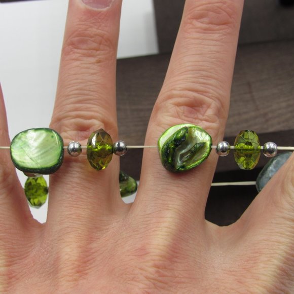 Green Dyed Shell Expandable Bracelet Vintage - Picture 2 of 4